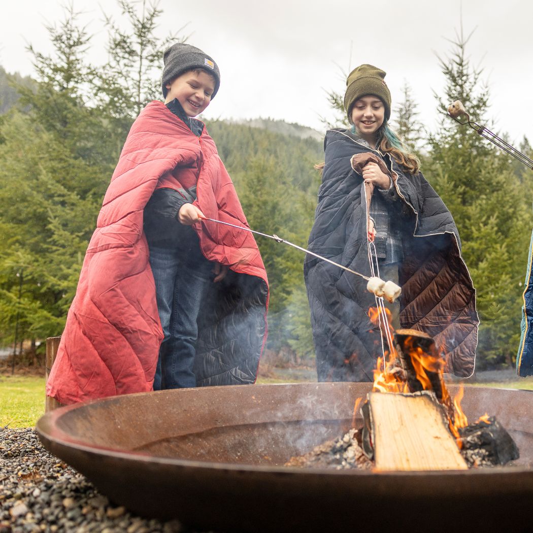 Campfire Puffy Throw Blanket - Cherry Charcoal